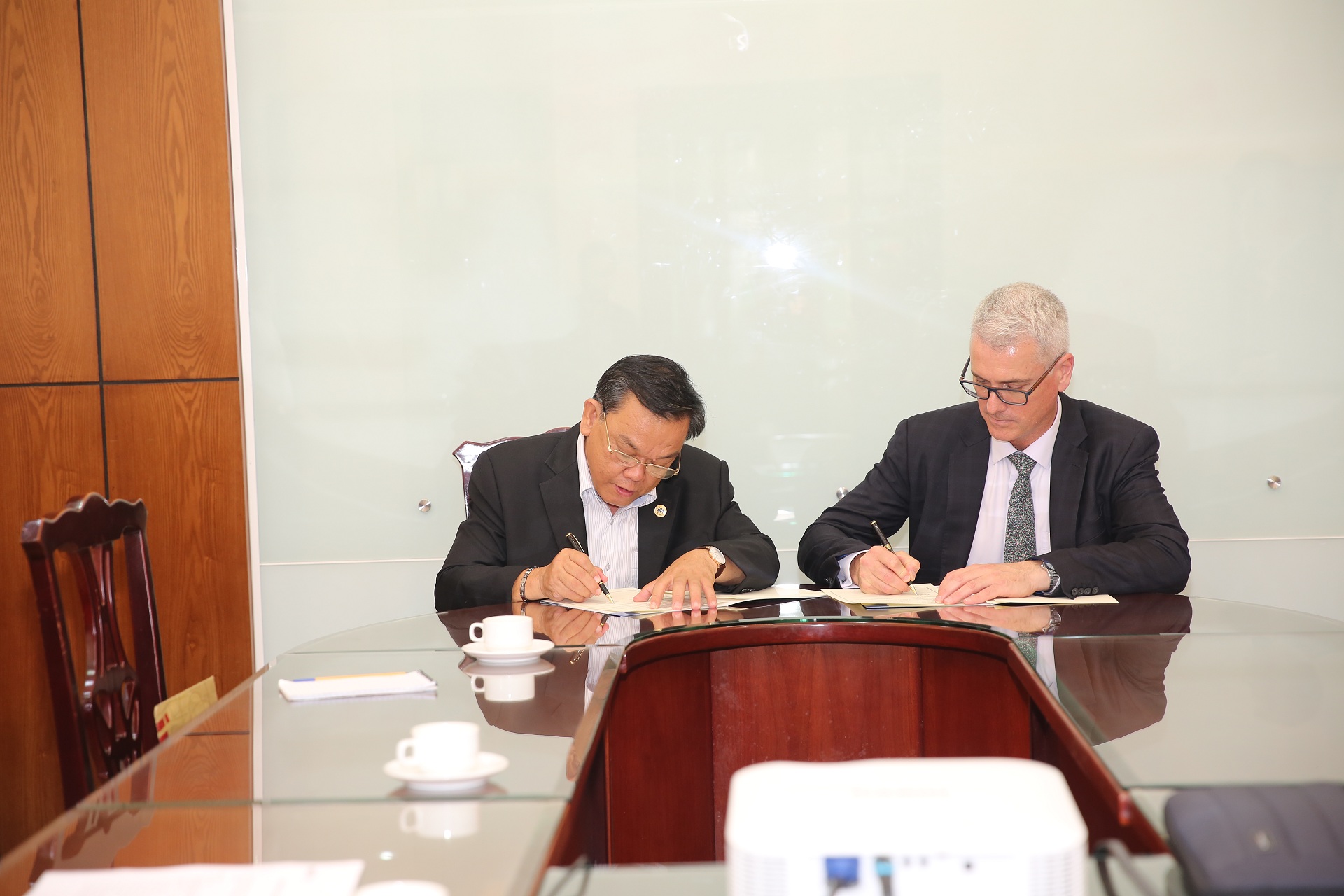 UEH signs MOU with Victoria University of Wellington, New Zealand