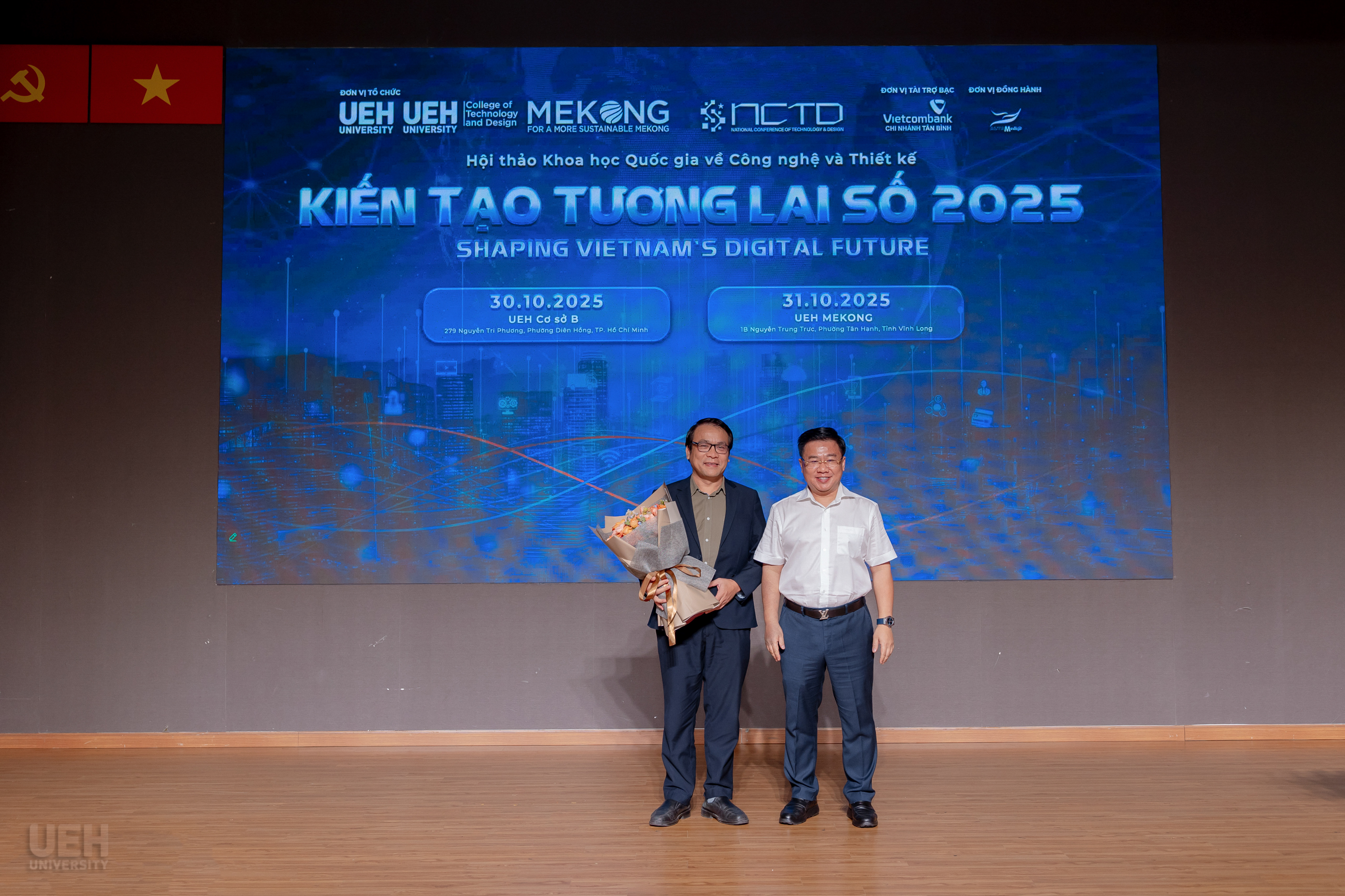 GS-TS-Nguyen-Khac-Quoc-Bao-Chu-tich-Hoi-dong-UEH-va-TS-Dinh-Cong-Khai-Pho-Giam-doc-UEH-trao-qua-luu-niem-cho-cac-dien-gia-tai-Hoi-thao-