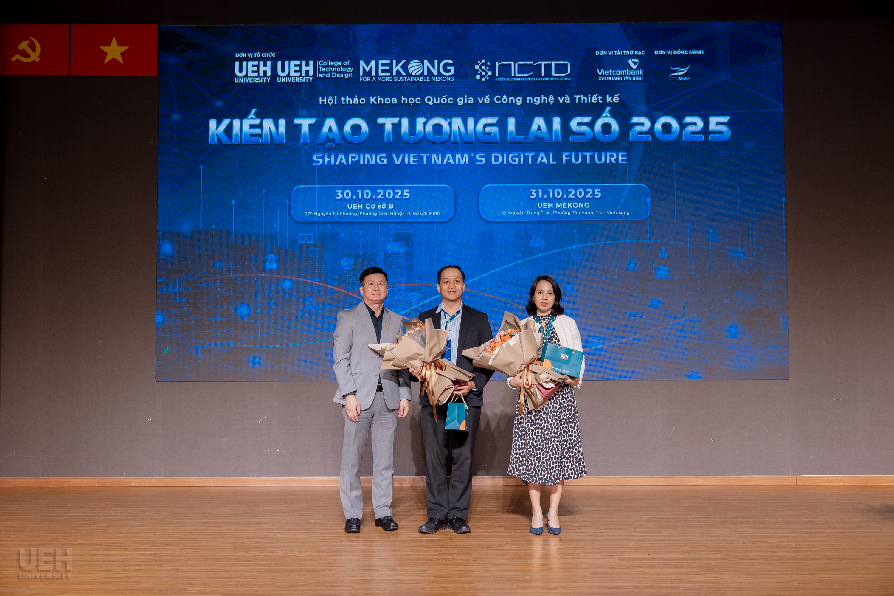 GS-TS-Nguyen-Khac-Quoc-Bao-Chu-tich-Hoi-dong-UEH-va-TS-Dinh-Cong-Khai-Pho-Giam-doc-UEH-trao-qua-luu-niem-cho-cac-dien-gia-tai-Hoi-thao-