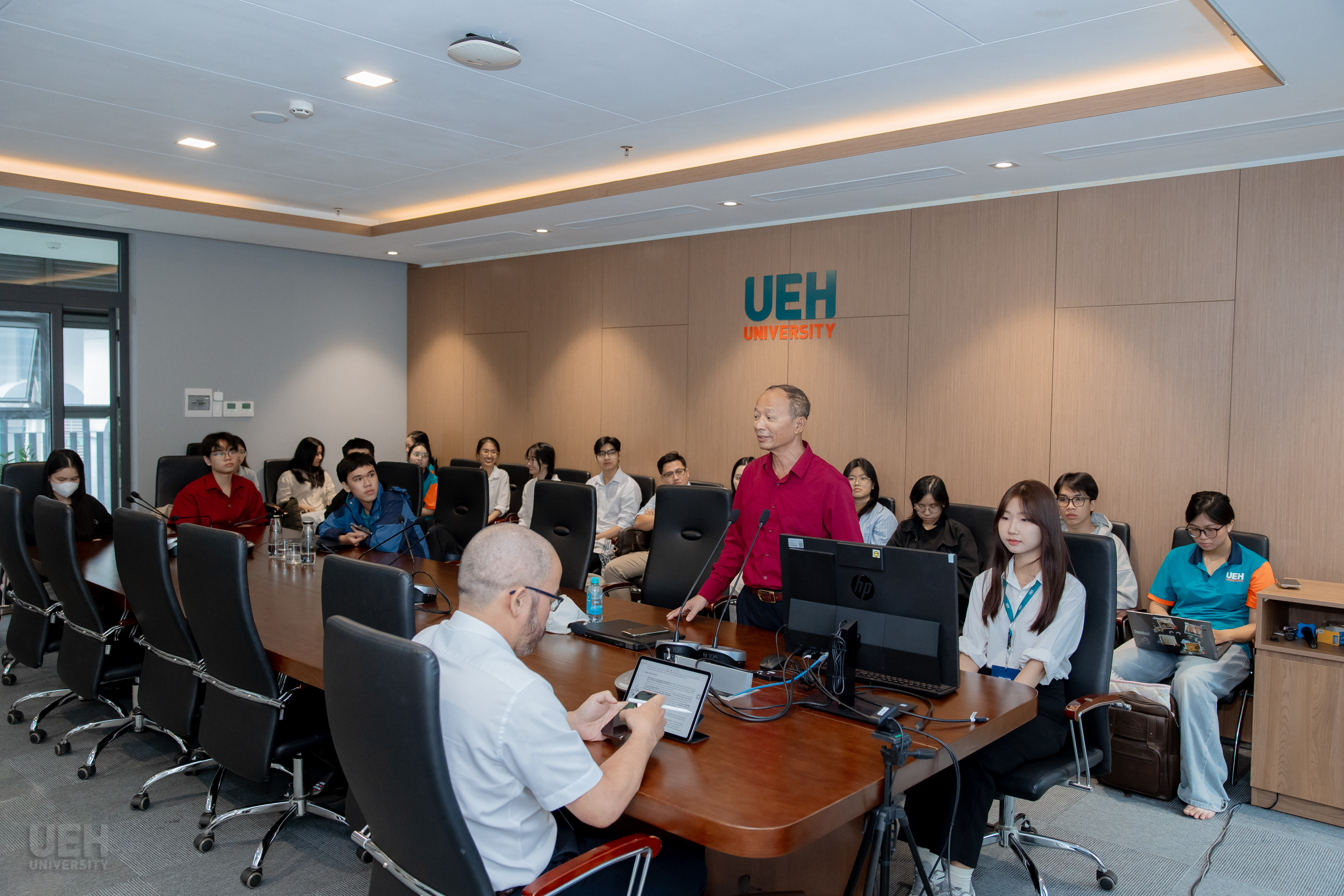 Cac-phien-thao-luan-song-song-dien-ra-soi-noi-voi-su-tham-gia-tu-cac-ban-sinh-vien-