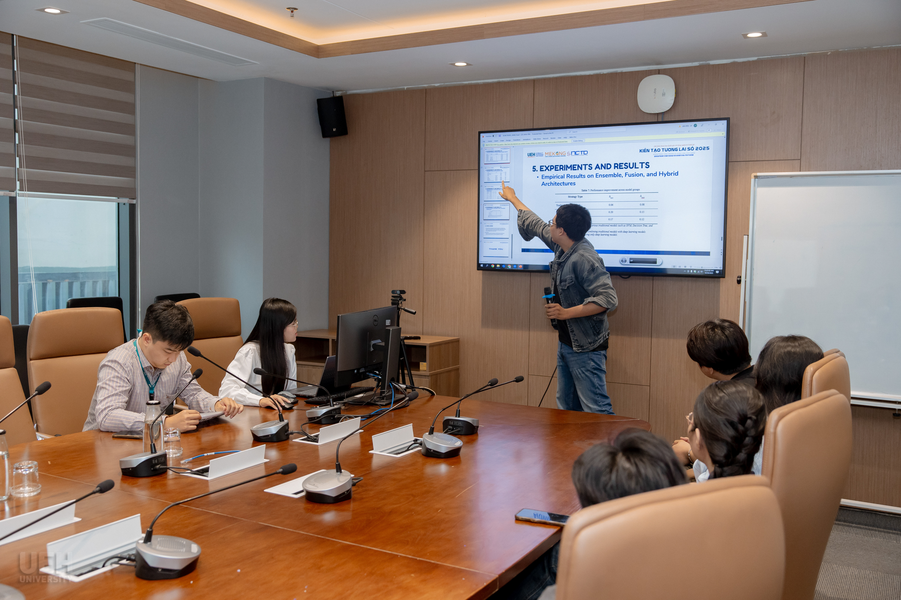 Cac-phien-thao-luan-song-song-dien-ra-soi-noi-voi-su-tham-gia-tu-cac-ban-sinh-vien-