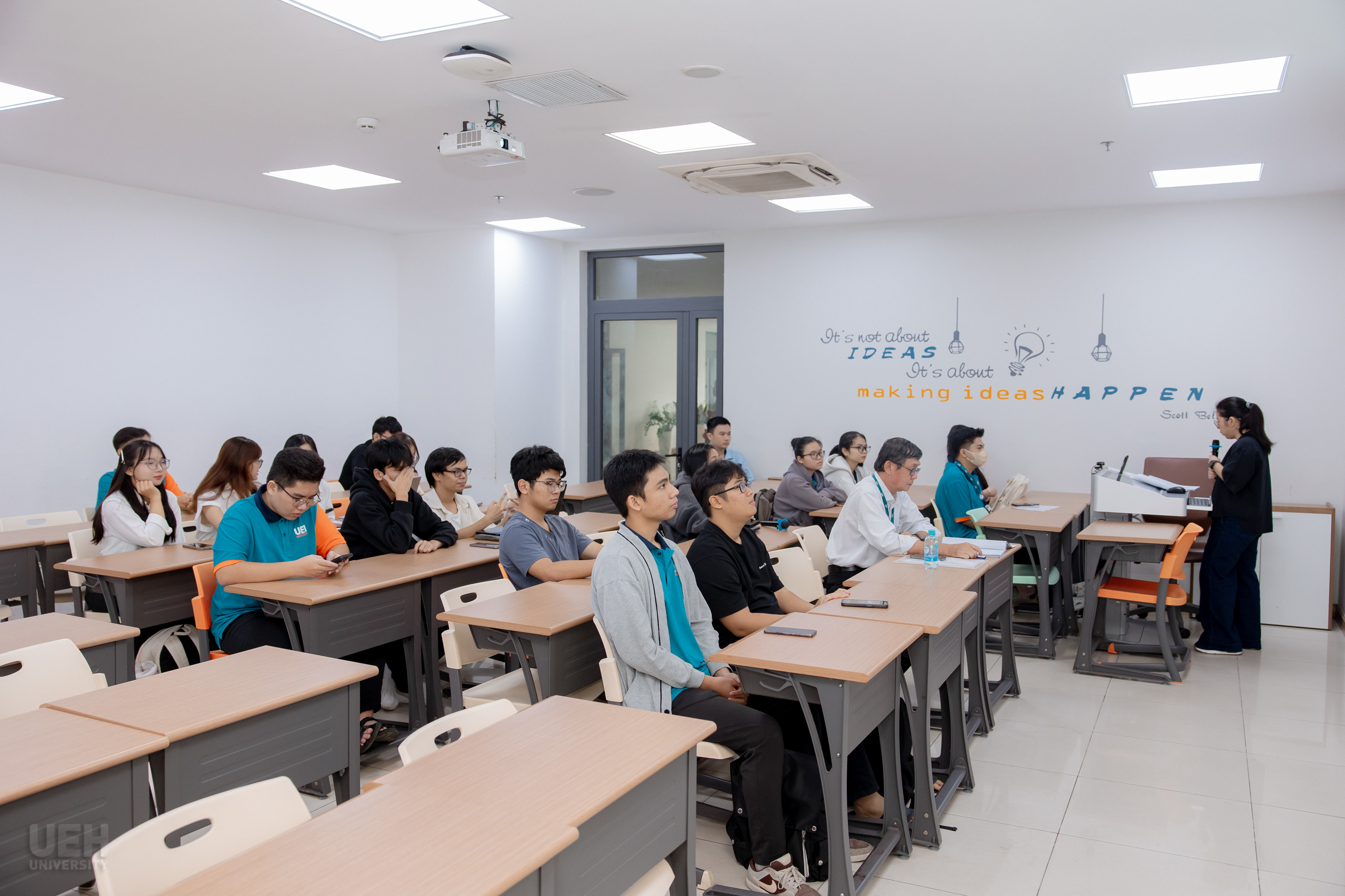 Cac-phien-thao-luan-song-song-dien-ra-soi-noi-voi-su-tham-gia-tu-cac-ban-sinh-vien-