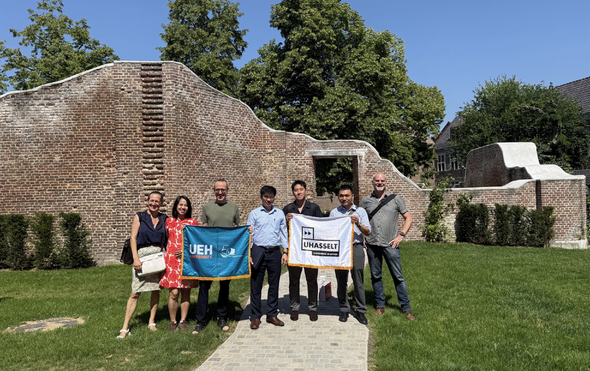 A group of people holding banners
AI-generated content may be incorrect.