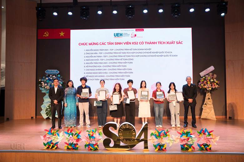 A group of people on a stage holding certificates
AI-generated content may be incorrect.