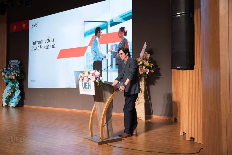 A person standing at a podium
AI-generated content may be incorrect.