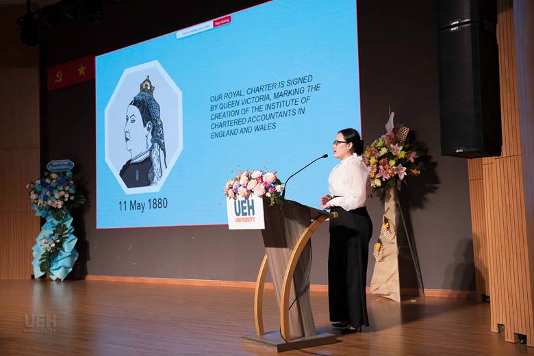 A person standing at a podium
AI-generated content may be incorrect.