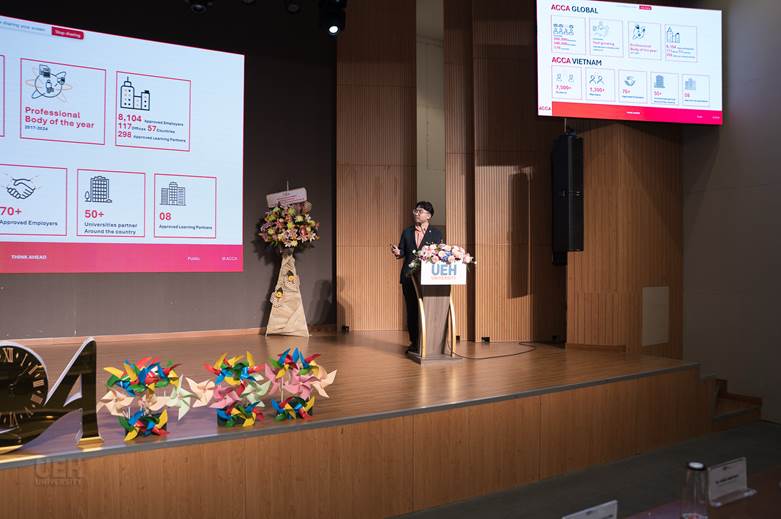 A person standing on a stage
AI-generated content may be incorrect.