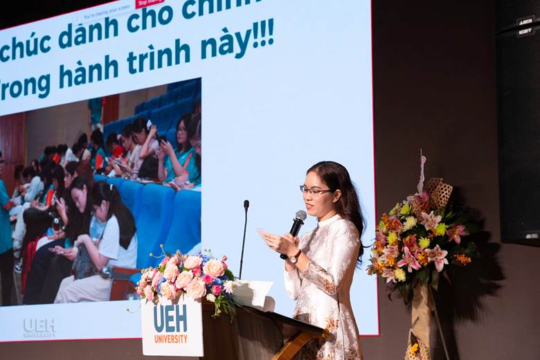 A person standing at a podium with a microphone
AI-generated content may be incorrect.