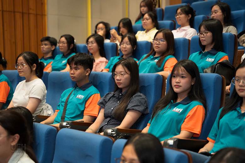 A group of people sitting in a lecture hall
AI-generated content may be incorrect.