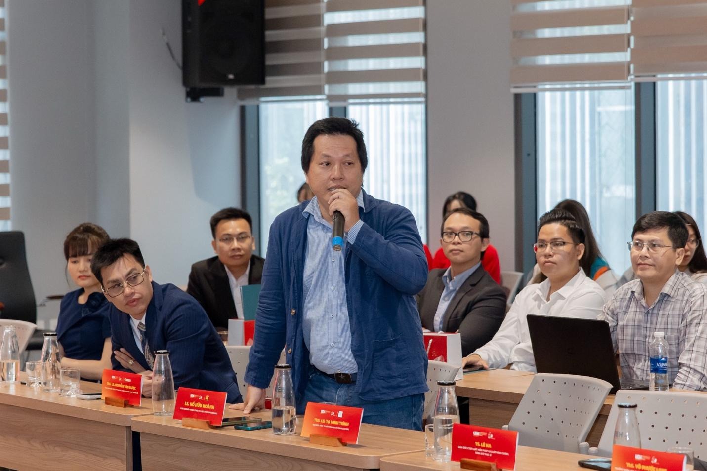 A person speaking into a microphone in front of a group of people

AI-generated content may be incorrect.