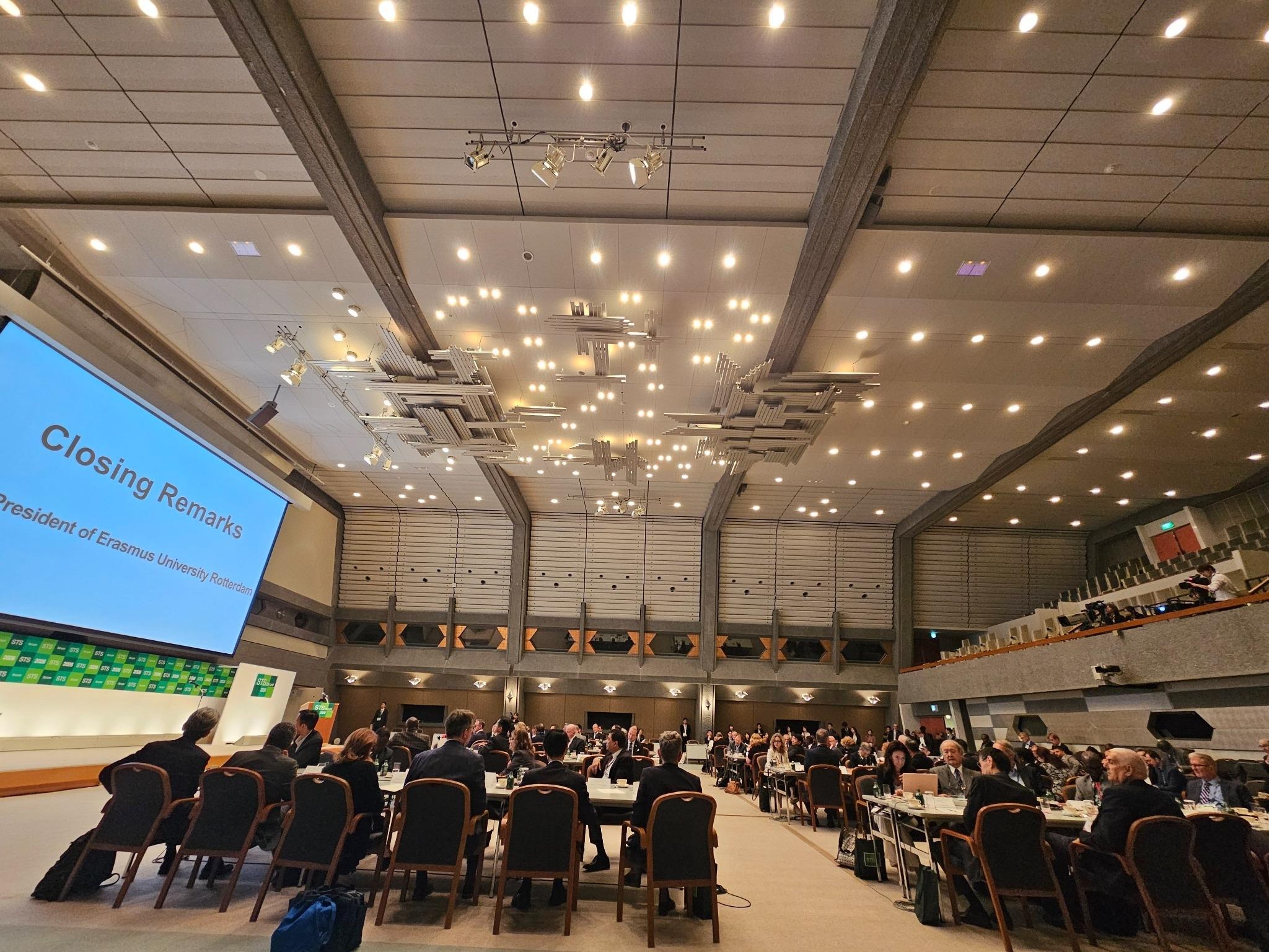 Hình 2. Phiên thảo luận University Presidents’ Meeting tại STS Forum 2026.