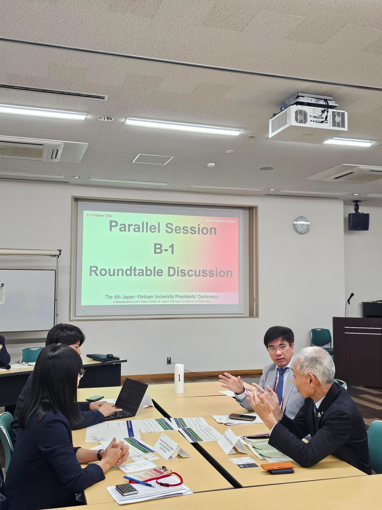 Hình 4. Thảo luận bàn tròn tại Hội nghị Hiệu trưởng các trường đại học Nhật Bản - Việt Nam lần thứ 4.