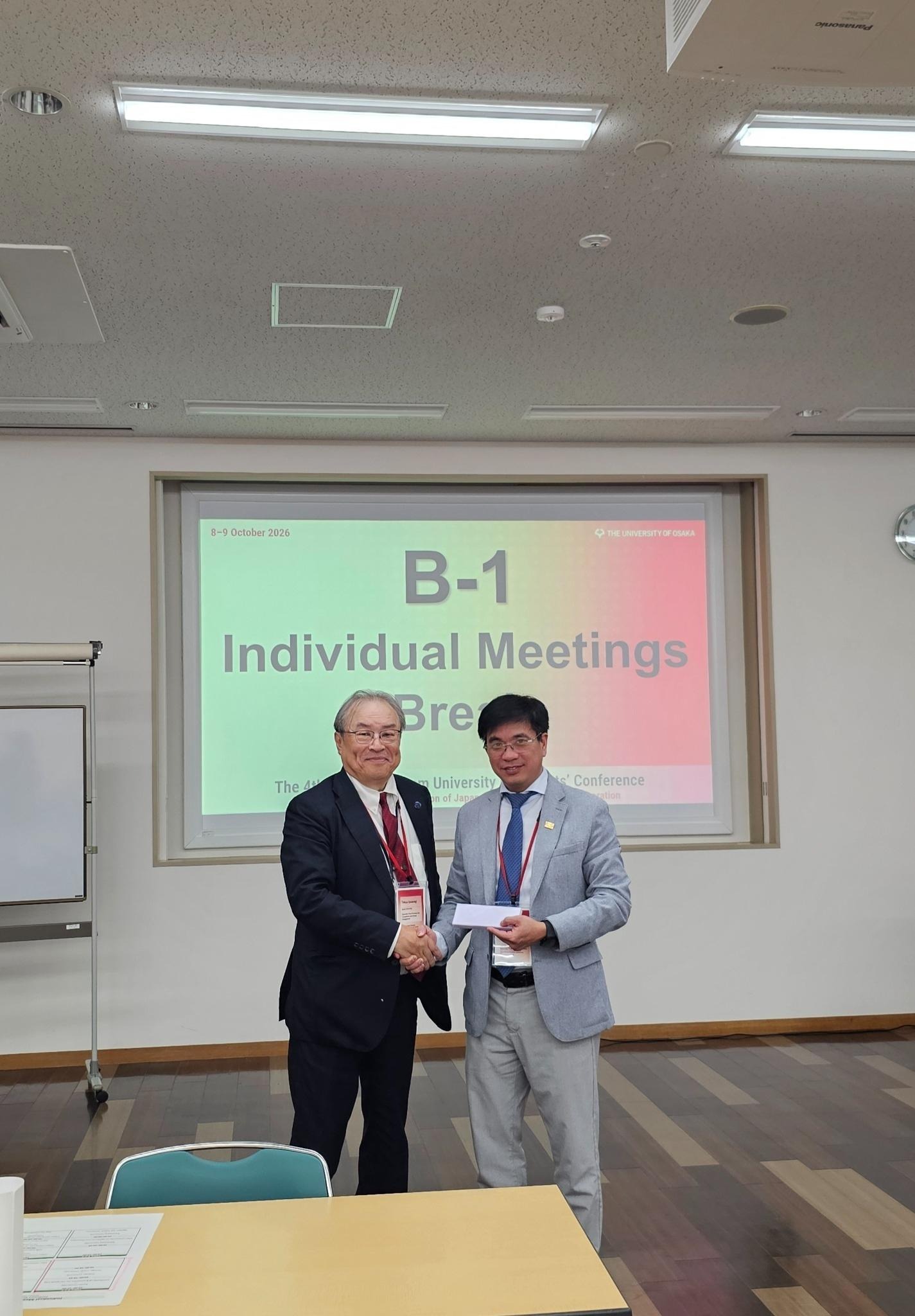 Hình 6. Gặp gỡ và trao đổi với đại diện Đại học Kyoto.
