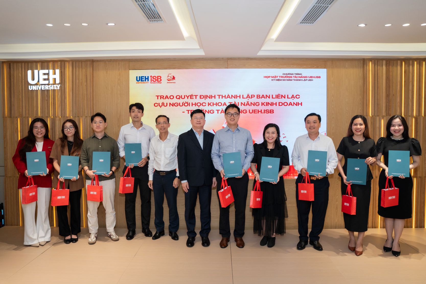 Trao Quyết định thành lập Ban liên lạc cựu người học