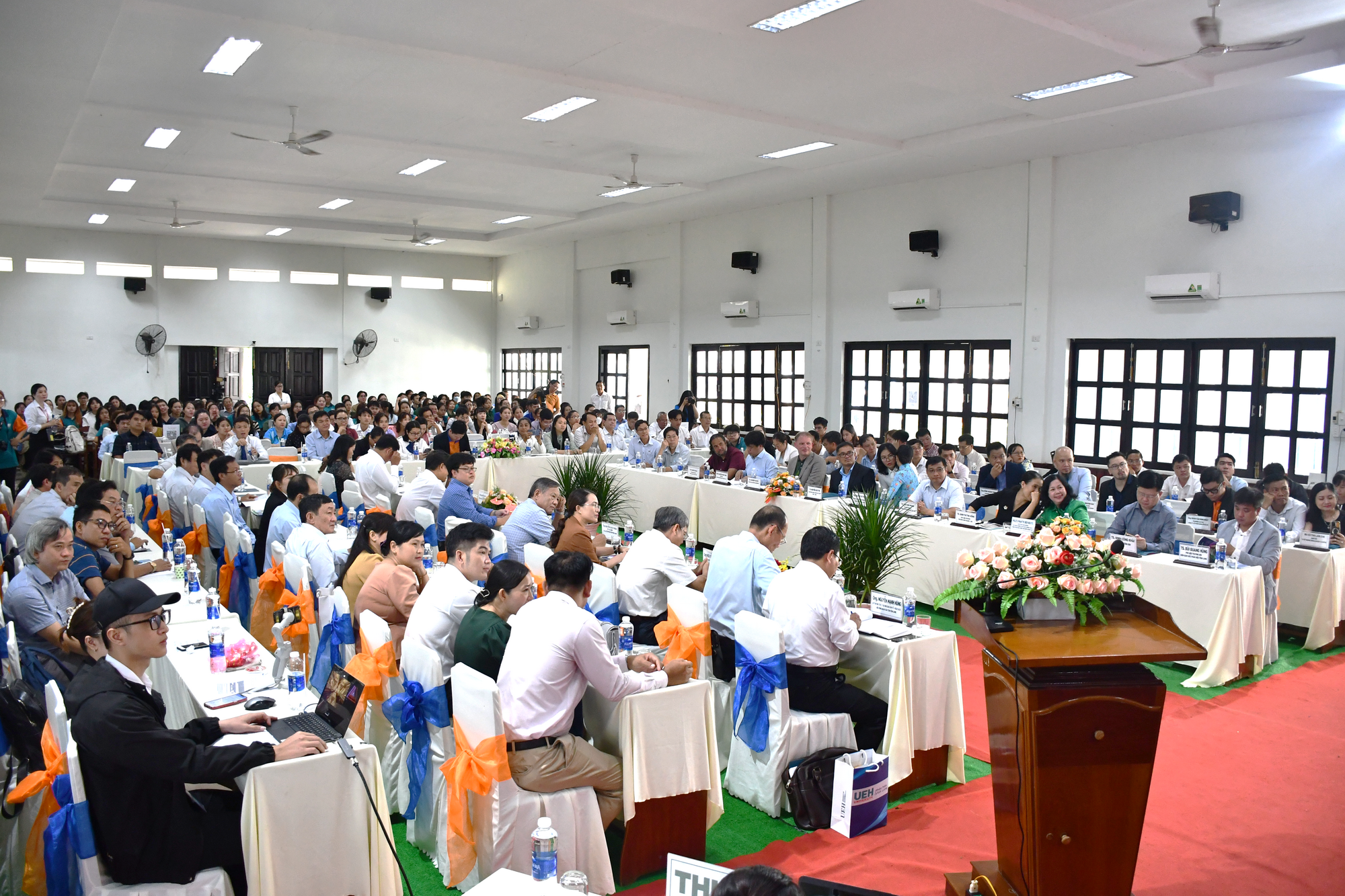 Hội thảo quốc gia “Ứng dụng công nghệ phát triển chuỗi cung ứng du lịch bền vững” tại Phân hiệu Vĩnh Long