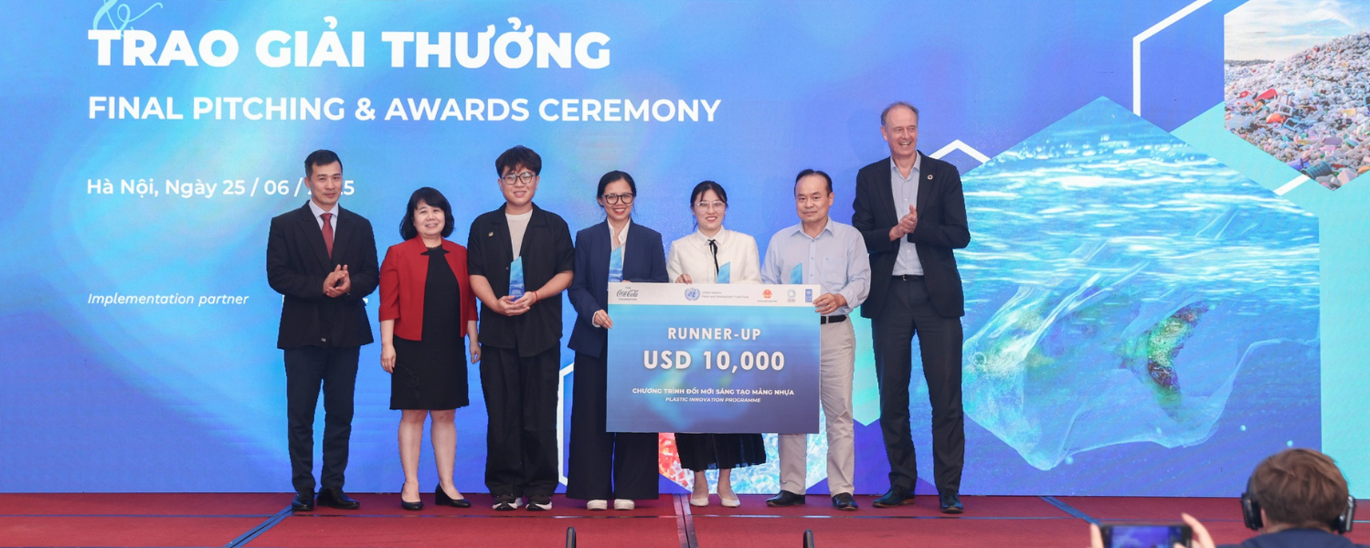 UEH kêu gọi thành công tài trợ 10,000 USD từ Chương trình Đổi mới Sáng tạo mảng nhựa 2025