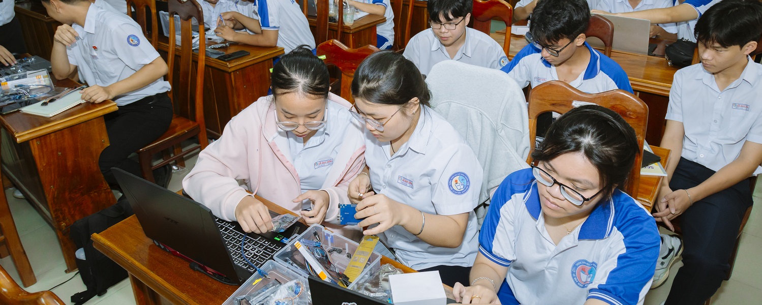 Tiếp nối hoạt động Meet & Greet tại UEH Day 2025: UEH lan tỏa tinh thần đổi mới sáng tạo STEM cùng học sinh trường THPT Chuyên Lê Quý Đôn, Khánh Hòa

