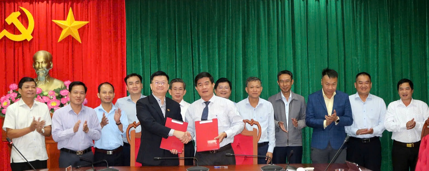 Signing Ceremony for the 2025-2030 Cooperation Agreement between the University of Economics Ho Chi Minh City and Dak Lak Provincial People's Committee