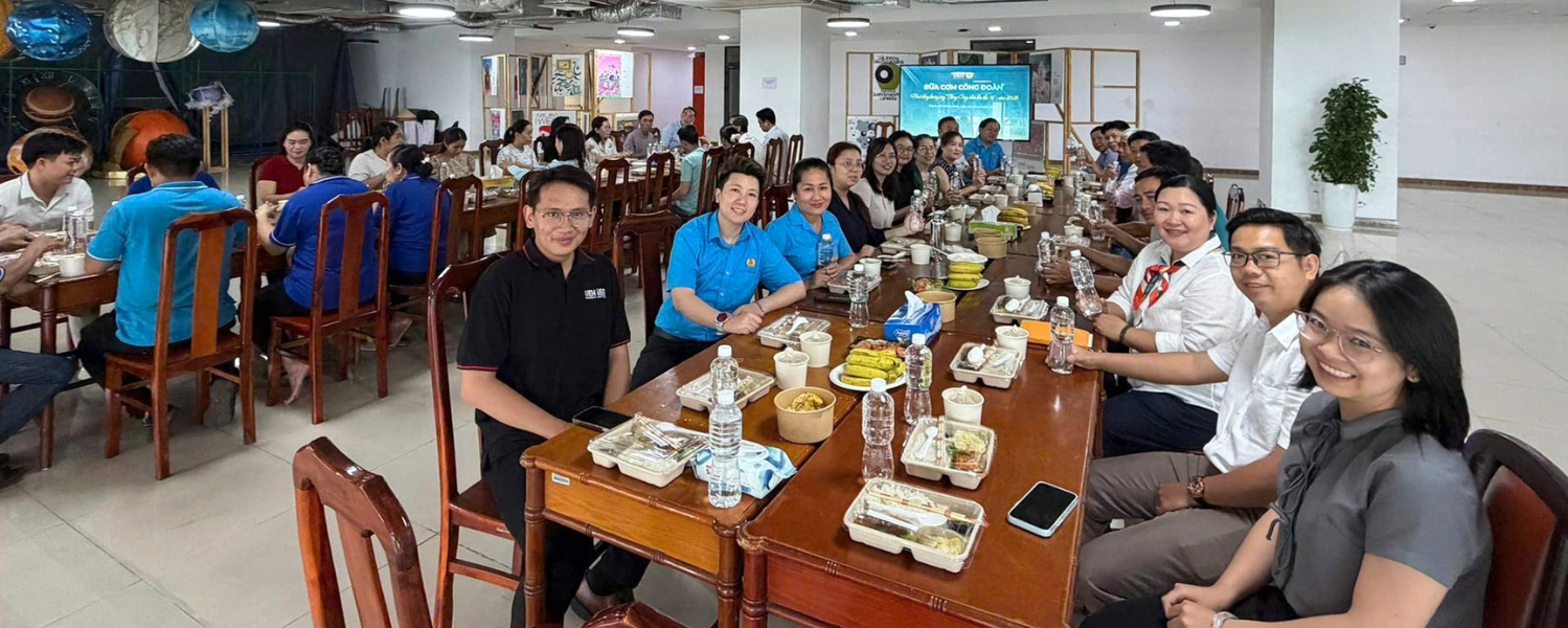 UEH Trade Union organizes "Union Meal" and presents support gifts to Union members facing disadvantaged circumstances