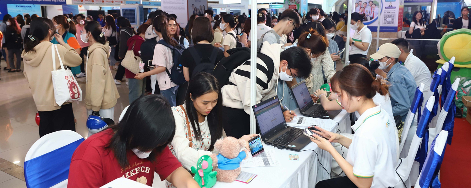 The Success of UEH Sharing - Career Fair 2024: Nearly 6 Billion VND Contributed to Future Generations, Connecting More Than 5,000 Job Opportunities

