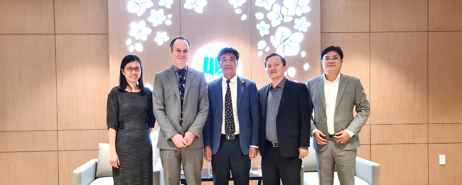 The New Zealand Deputy Ambassador in Vietnam visited and worked at UEH
