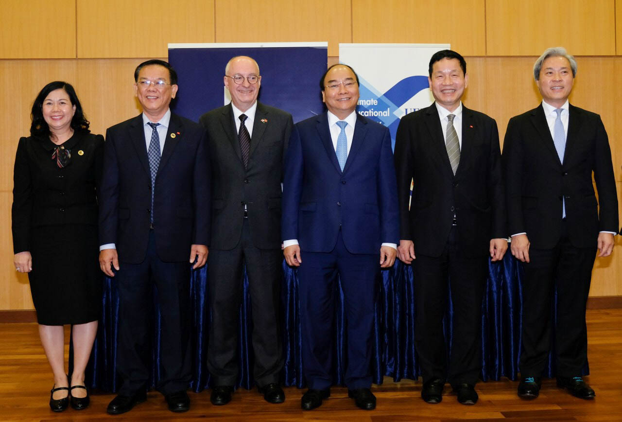 UEH signs MOU with SMU, witnessed by Prime Minister Nguyen Xuan Phuc