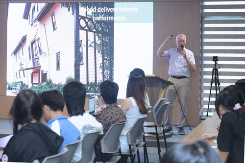 Exploring Sustainable Materials at the Final Seminar of the ‘Who are Inspirers?’ Preliminary Round of the UEH Brand Merchandise Design Competition