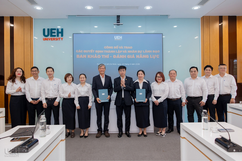 UEH announces and presents decisions on establishing the Board of Testing and Competency Assessment, and consolidating Party branch committees under the UEH Party Committee for the 2025–2030 term